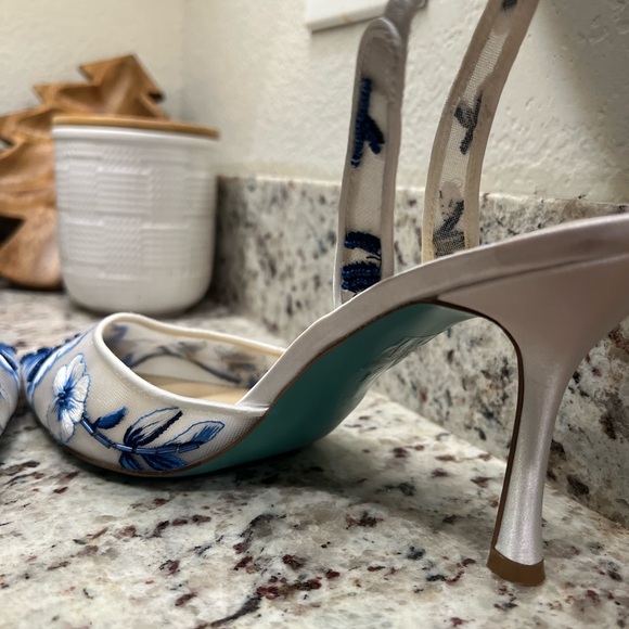Betsey Johnson Patch Blue Floral Pointes Toe Heels - Picture 8 of 8